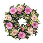 Rosa blommor i en begravningskrans